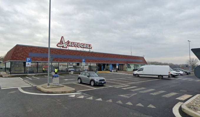 Dramma all’alba nel parcheggio dell’Autogrill di Somaglia: 52enne stroncato da un malore
