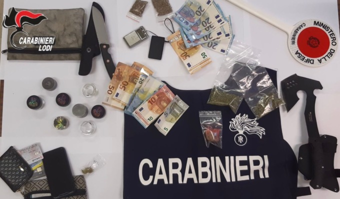 Spaccia fuori dal PalaCastellotti durante la festa di Halloween: arrestato 27enne