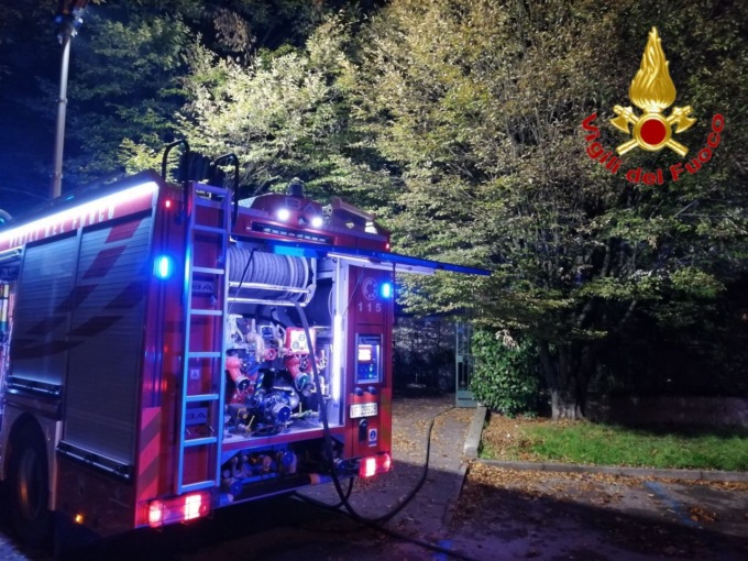 Principio di incendio nel ristorante, a fuoco l’insegna luminosa