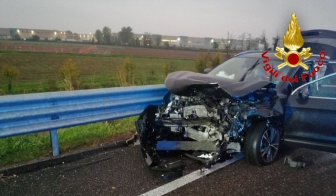 Violento frontale sulla Statale 9, due persone incastrate nelle lamiere