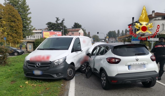 Scontro tra due auto e un furgone, un autista estratto dalle lamiere