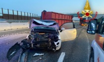 Camion si ribalta sulla A58, strada coperta di macerie: quattro persone ferite