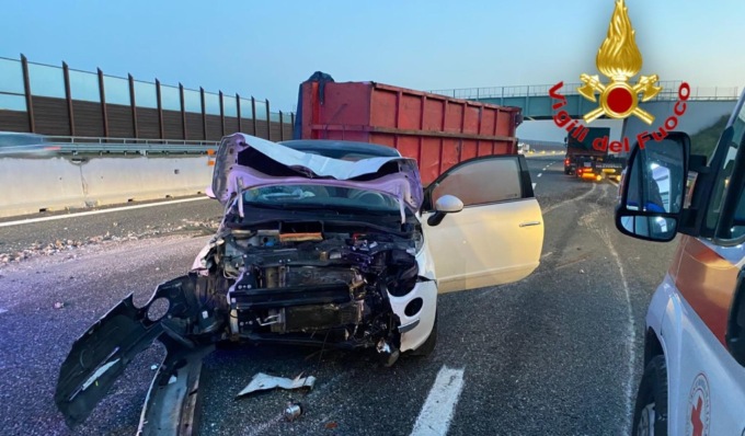 Camion si ribalta sulla A58, strada coperta di macerie: quattro persone ferite