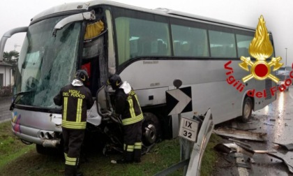 Scontro tra bus e mezzo pesante sulla Statale 234, quattro feriti