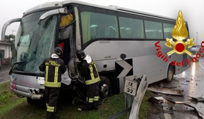 Scontro tra bus e mezzo pesante sulla Statale 234, quattro feriti