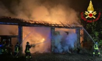 Spaventoso incendio a Zelo Buon Persico, a fuoco 150 rotoballe in una vecchia cascina