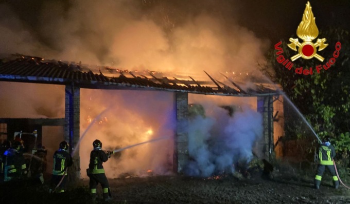 Spaventoso incendio a Zelo Buon Persico, a fuoco 150 rotoballe in una vecchia cascina