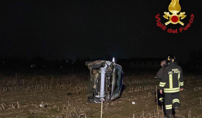 Finisce nel campo con l’auto e rimane incastrato: “scarcerato” dai Vigili del fuoco