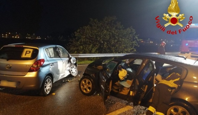 Scontro tra auto a Salerano, feriti un neopatentato e un 74enne