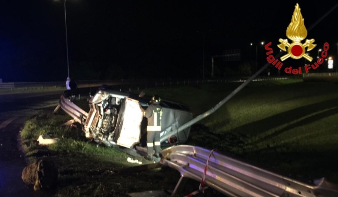 Esce di strada e si schianta contro il guard rail, gravissimo 21enne