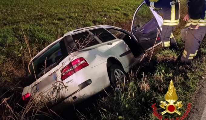 48enne perde il controllo dell’auto e finisce nel fossato SIRENE DI NOTTE
