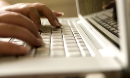 Si scambiavano materiale pedopornografico online: tra gli arrestati anche un prete
