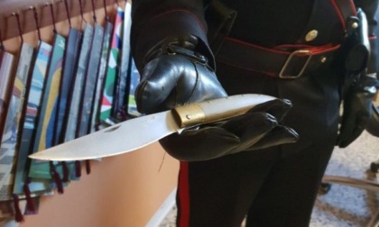 Completamente ubriaco gira per strada brandendo un coltello, fermato dai Carabinieri