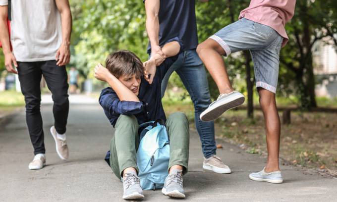 17enne aggredito a calci e pugni al terminal del bus: due giovani denunciati