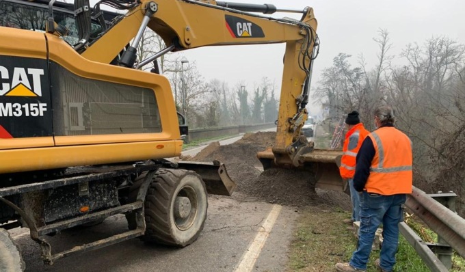 Maxi buca sulla Sp17, operai al lavoro per ricostruire la strada