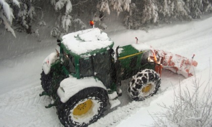 Maltempo in Lombardia, trattori Coldiretti in campo contro neve e rischio gelo
