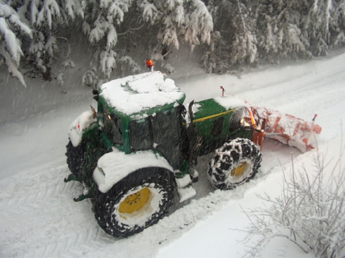 Maltempo in Lombardia, trattori Coldiretti in campo contro neve e rischio gelo