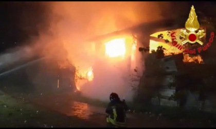 Vigili del fuoco in azione a Casale, in fiamme una vecchia cascina