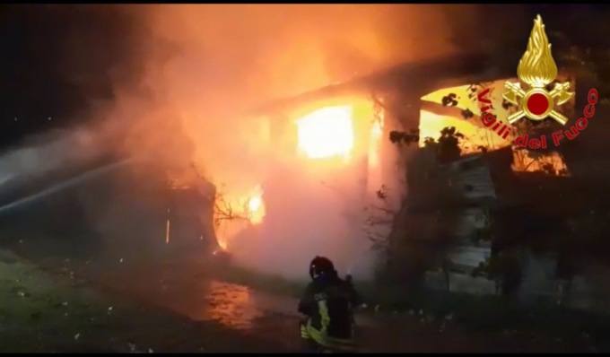 Vigili del fuoco in azione a Casale, in fiamme una vecchia cascina