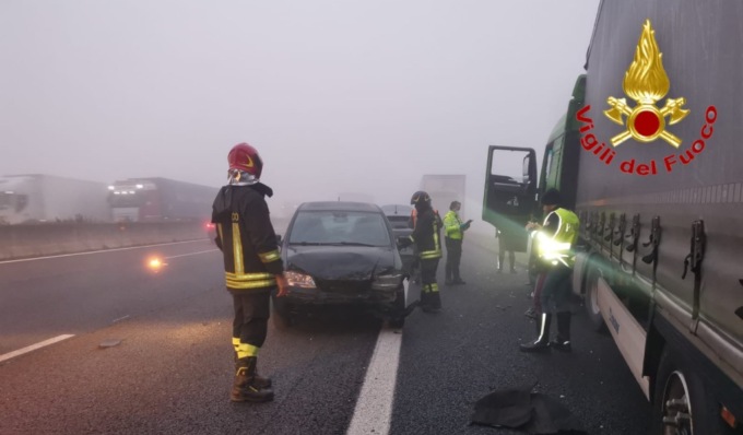 Scontro tra auto mezzo pesante sull’A1, quattro feriti