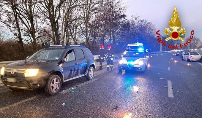 Scontro tra auto a Lodi, undici persone coinvolte e vetture distrutte