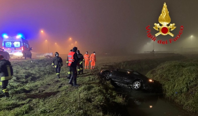 Incidente a Zelo Buon Persico, auto “fantasma” finisce fuori strada