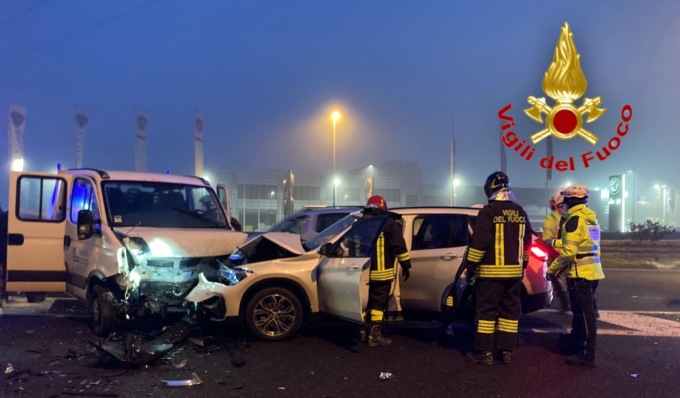 Scontro frontale a Lodi tra un’auto e un furgone, quattro uomini feriti