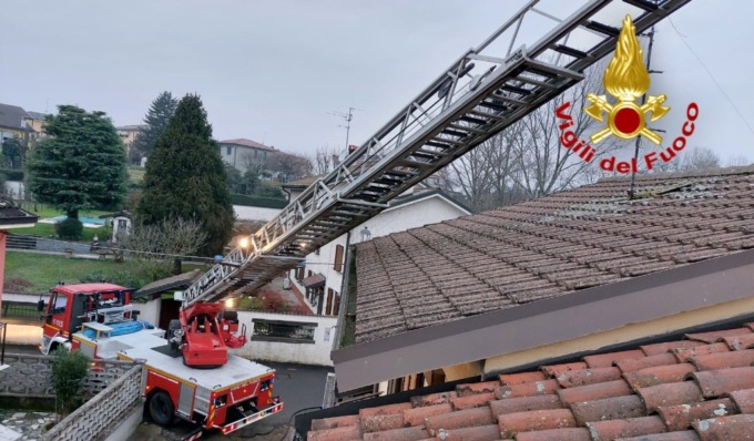 Canna fumaria in fiamme a Castiraga Vidardo