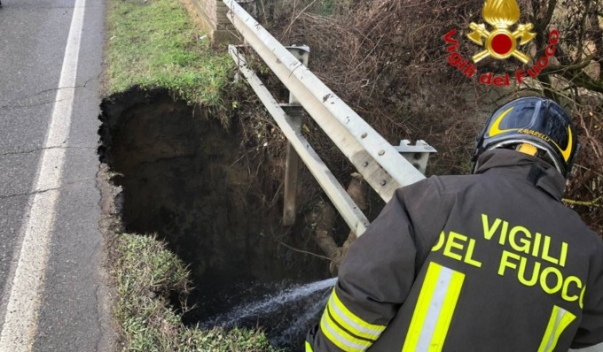 Terreno franato e maxi buca sulla Sp17, strada chiusa fino a nuovo ordine