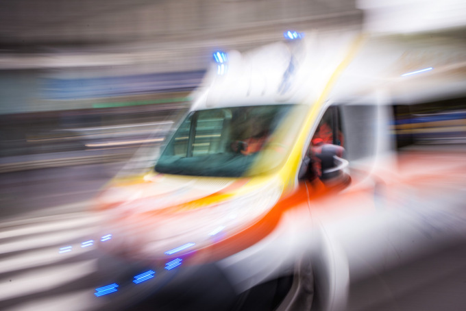 Scontro tra auto e moto, soccorsi due studenti di 17 e 14 anni: trasportati in ospedale