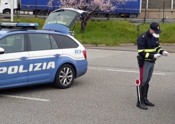 Tasso alcolico quattro volte oltre il consentito e niente assicurazione: 51enne nei guai