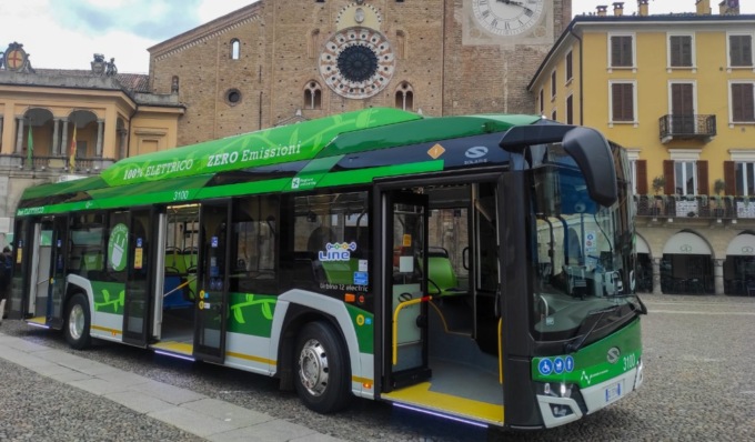 “C’è da pagare il biglietto”: autista del bus accerchiato e aggredito dal branco