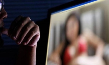 L'annuncio erotico, lo scambio di foto in chat poi il ricatto: arrestata 22enne per estorsione sessuale