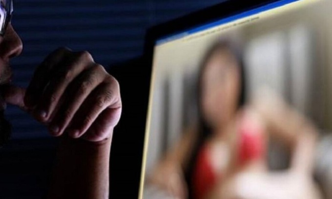 L’annuncio erotico, lo scambio di foto in chat poi il ricatto: arrestata 22enne per estorsione sessuale