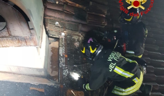 Paura a Casalmaiocco, tetto in fiamme