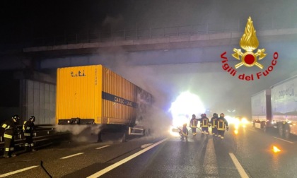 Camion carico di batterie per automezzi prende fuoco: pericolo scampato grazie alla prontezza dell'autista e dei Vigili del fuoco