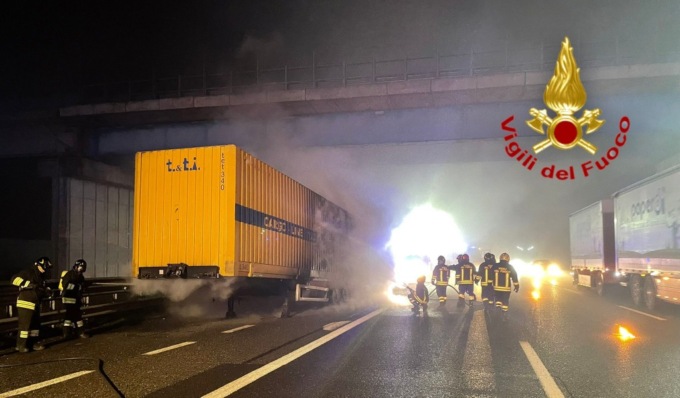 Camion carico di batterie per automezzi prende fuoco: pericolo scampato grazie alla prontezza dell’autista e dei Vigili del fuoco