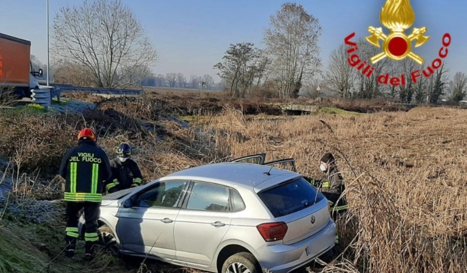 Con l’auto finisce nei campi e rimane incastrato: 65enne liberato dai Vigili del fuoco