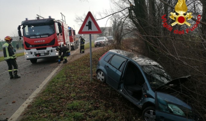 Grave incidente a Mulazzano, un’auto finisce nel fosso e il guidatore resta incastrato