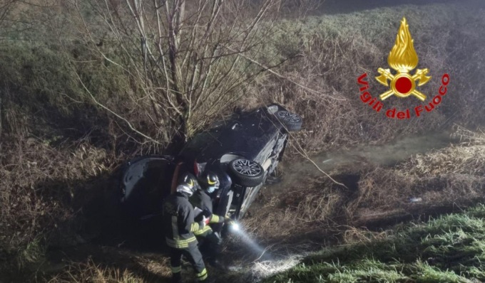Perde il controllo dell’auto e finisce nel fossato, 21enne ferito SIRENE DI NOTTE