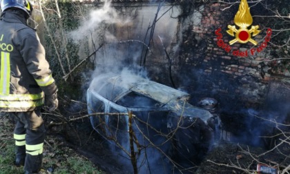 Tragedia scampata: auto si ribalta nel fossato e prende fuoco
