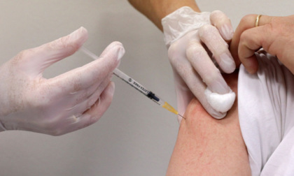 Vaccino, quarta dose agli over 60 da oggi al via