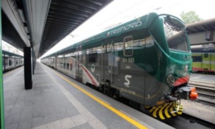 Bloccano il treno e abbattono i finestrini: mattinata di follia sul treno