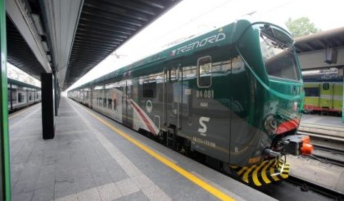 Bloccano il treno e abbattono i finestrini: mattinata di follia sul treno