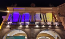 Palazzo Broletto si illumina di giallo e blu, vicinanza al popolo ucraino