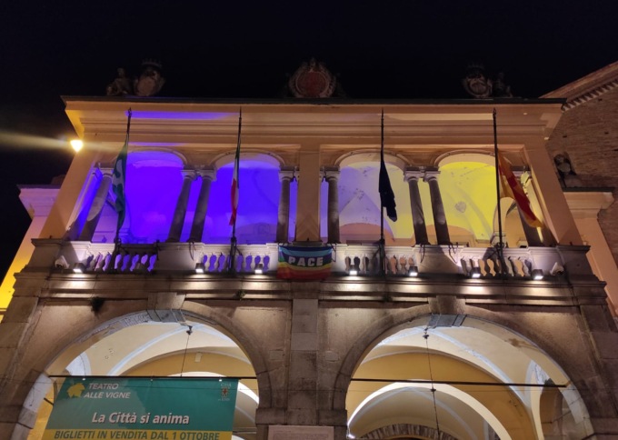 Palazzo Broletto si illumina di giallo e blu, vicinanza al popolo ucraino