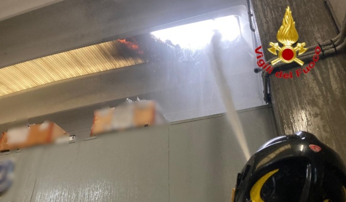 Incendio a Montanaso Lombardo, a fuoco il tetto di un capannone