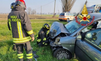 Schianto tra due auto a Secugnago, una finisce in un campo: 3 feriti