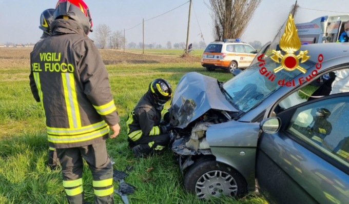 Schianto tra due auto a Secugnago, una finisce in un campo: 3 feriti