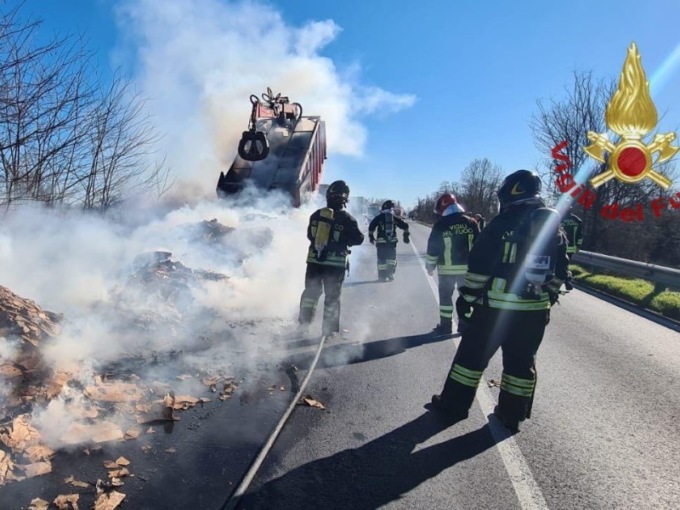 Camion in fiamme sulla Provinciale 412
